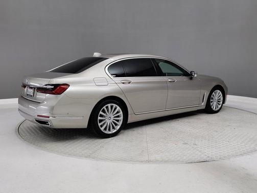 2022 BMW 740 i