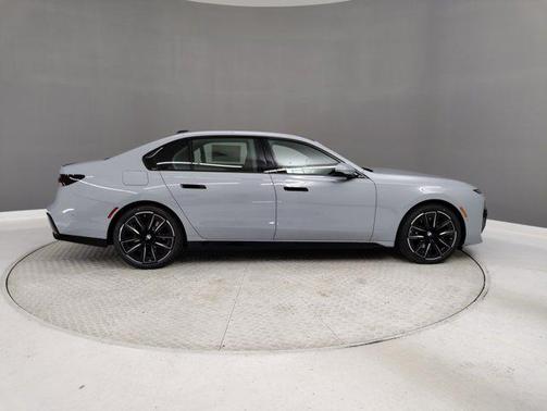 2025 BMW 740 i