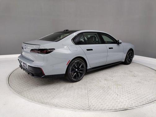 2025 BMW 740 i