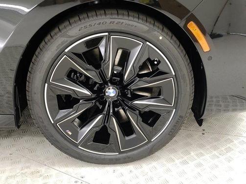2025 BMW 740 i