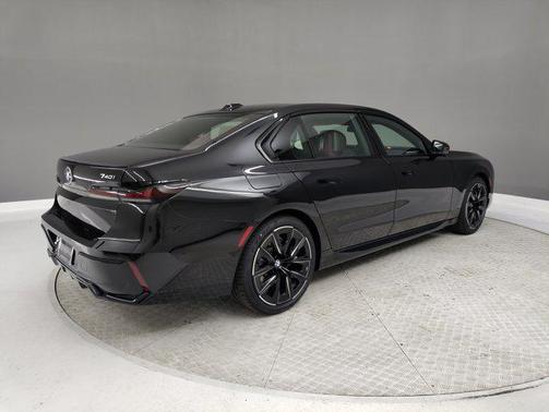 2025 BMW 740 i
