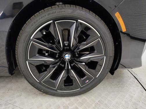 2025 BMW 740 i
