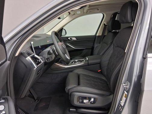 Skyscraper Grey Metallic 2026 BMW X7 xDrive40i