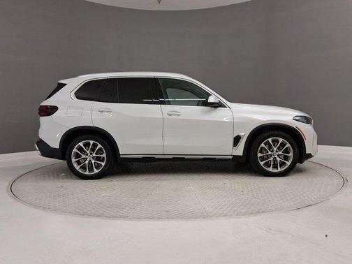 Mineral White Metallic 2024 BMW X5 xDrive40i