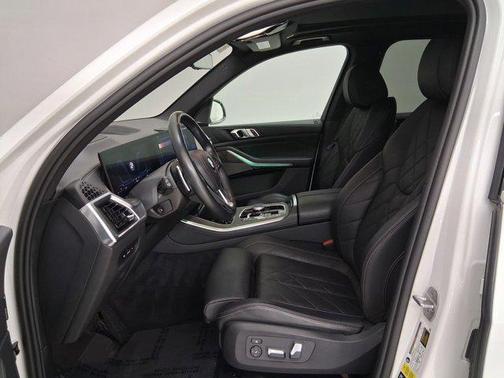 Mineral White Metallic 2024 BMW X5 xDrive40i