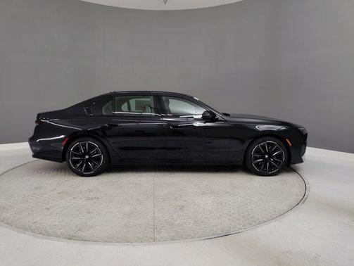 2025 BMW 740 i