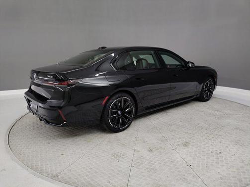 2025 BMW 740 i