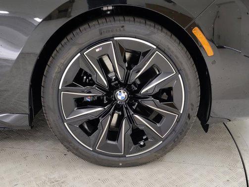 2025 BMW 740 i