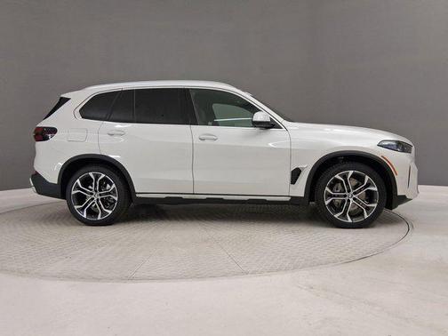 Mineral White Metallic 2026 BMW X5 xDrive40i
