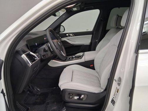 Mineral White Metallic 2026 BMW X5 xDrive40i