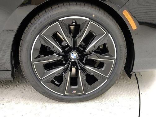 2025 BMW 740 i