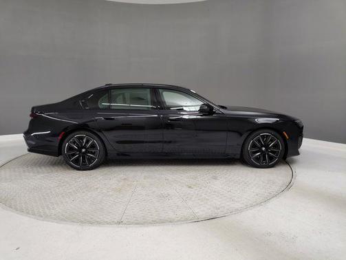 2025 BMW 740 i