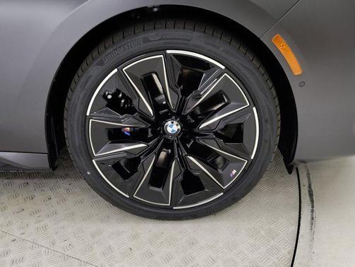 2025 BMW 740 i