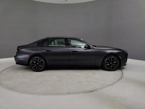 2025 BMW 740 i