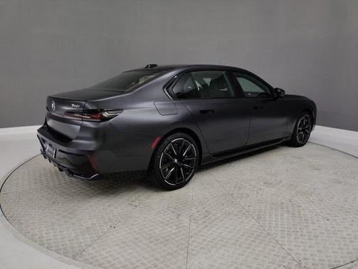 2025 BMW 740 i