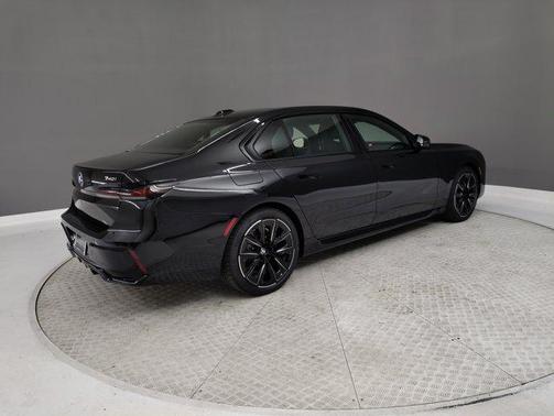 2025 BMW 740 i