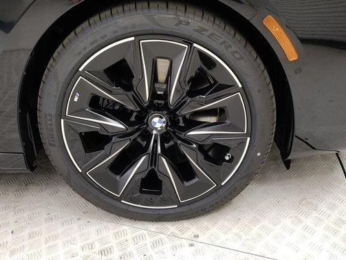 2025 BMW 740 i