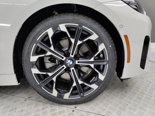 2025 BMW 230 i