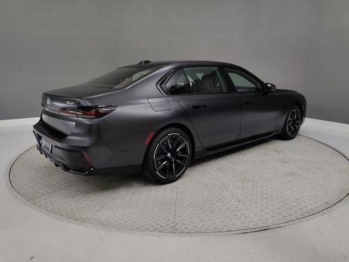 2025 BMW 740 i