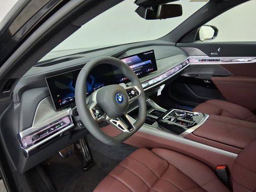 2026 BMW 750e i xDrive