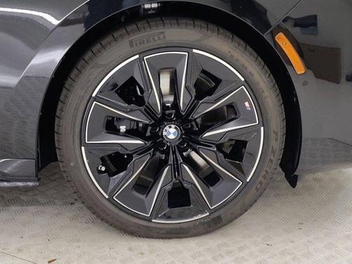 2026 BMW 750e i xDrive
