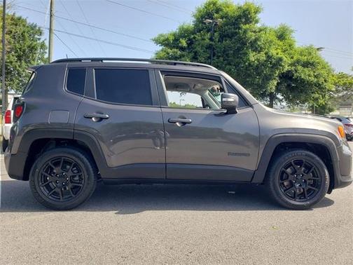 Photo 3 of 40 of 2020 Jeep Renegade Latitude