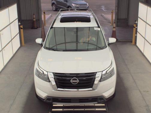 Everest White Pearl Tricoat 2025 Nissan Pathfinder Platinum FWD