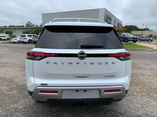 Everest White Pearl Tricoat 2025 Nissan Pathfinder Platinum FWD