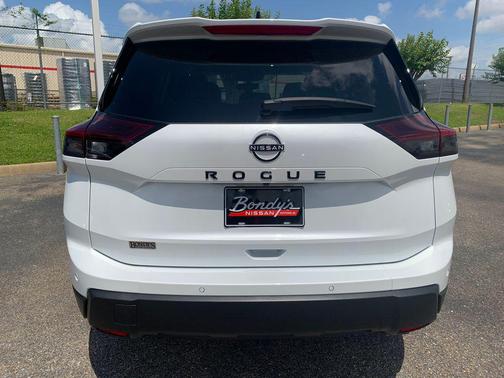 Everest White Pearl Tricoat 2026 Nissan Rogue Dark Armor