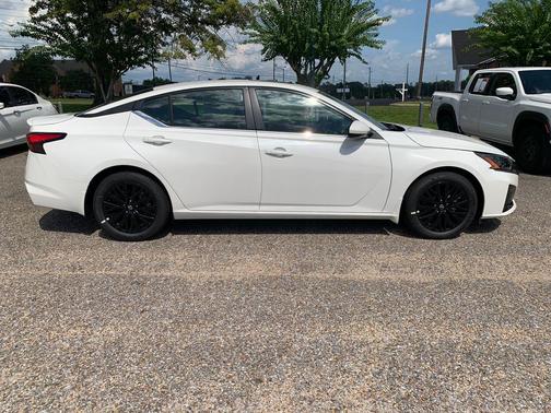 Pearl White Tricoat 2026 Nissan Altima 2.5 SV