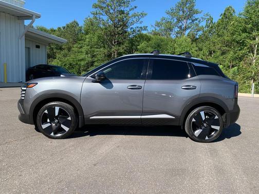Gun Metallic/Super Black 2025 Nissan Kicks SR