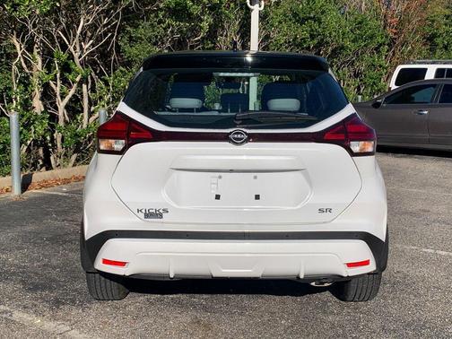 2022 Nissan Kicks SR