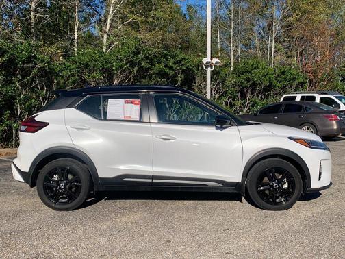 2022 Nissan Kicks SR