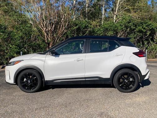 2022 Nissan Kicks SR