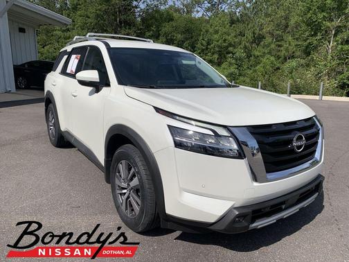 Pearl White Tricoat 2023 Nissan Pathfinder SL FWD