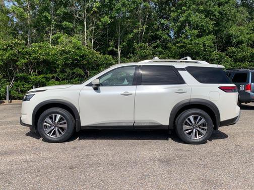 Pearl White Tricoat 2023 Nissan Pathfinder SL FWD