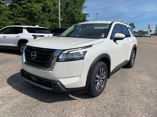Pearl White Tricoat 2023 Nissan Pathfinder SL FWD