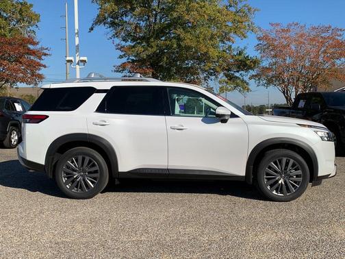 2025 Nissan Pathfinder SL FWD