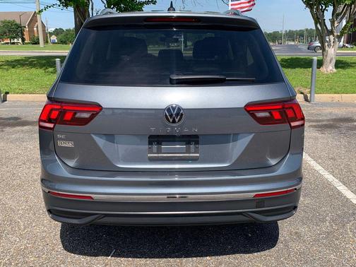Platinum Gray Metallic 2024 Volkswagen Tiguan 2.0T SE