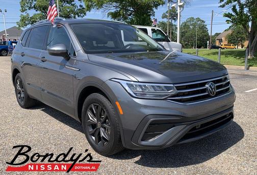 Platinum Gray Metallic 2024 Volkswagen Tiguan 2.0T SE