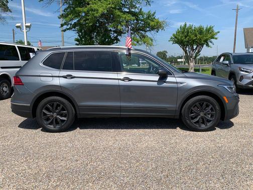 Platinum Gray Metallic 2024 Volkswagen Tiguan 2.0T SE