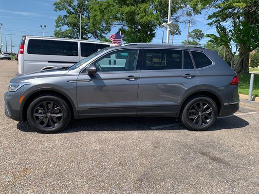 Platinum Gray Metallic 2024 Volkswagen Tiguan 2.0T SE