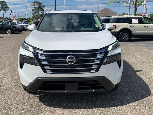 Everest White Pearl Tricoat 2026 Nissan Rogue SV