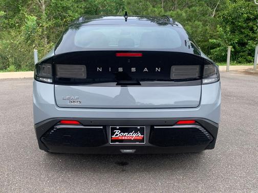 Boulder Gray Pearl/Black 2026 Nissan Leaf PLATINUM+