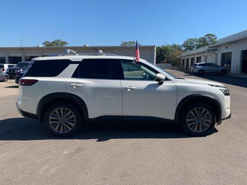 2024 Nissan Pathfinder SL FWD