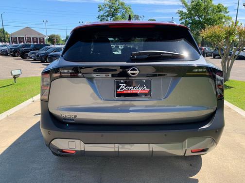 Gun Metallic/Scarlet Ember Tintcoat 2026 Nissan Kicks SV