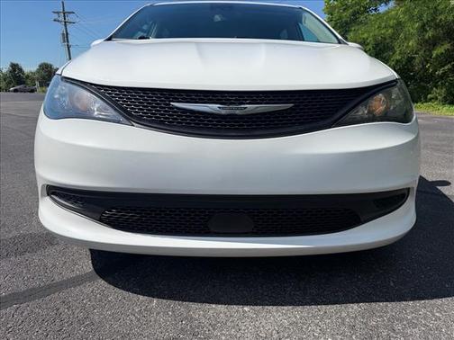 Bright White Clearcoat 2023 Chrysler Voyager LX