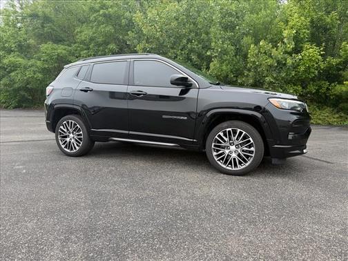 Diamond Black Crystal Pearlcoat 2023 Jeep Compass Limited