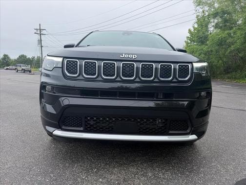 Diamond Black Crystal Pearlcoat 2023 Jeep Compass Limited