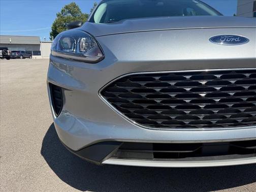 Iconic Silver Metallic 2022 Ford Escape SE